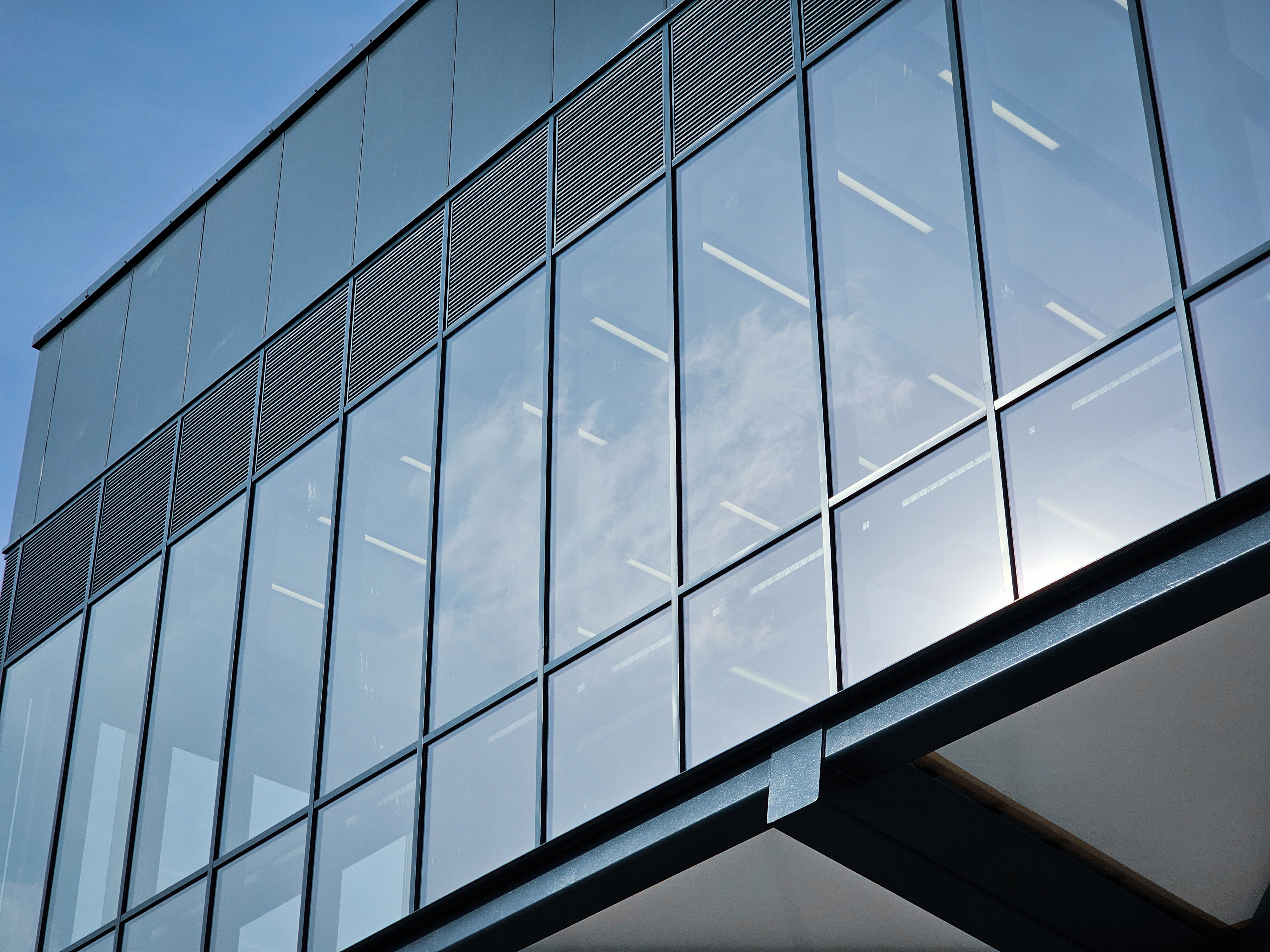 A thermally broken curtain wall is used thanks to its lightweight system, which ensures this building is able to receive the maximum amount of natural light. 