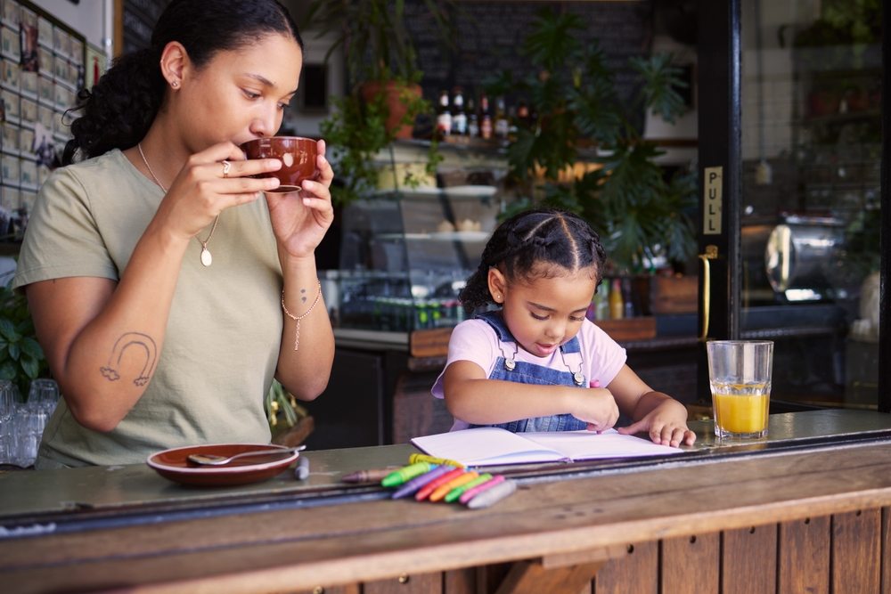 Bystander supporting family practicing phone-free parenting in restaurant - child without screen
