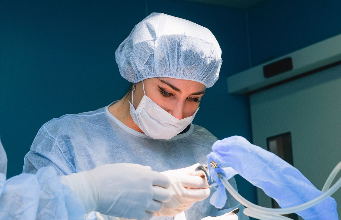 new surgeon carefully doing the procedure to prevent trocar site complications